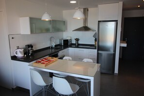 Kylskåp, mikrovågsugn, spishäll och diskmaskin