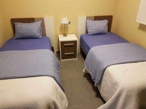 2 habitaciones, tabla de planchar con plancha y wifi gratis 