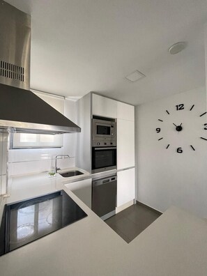Kühlschrank, Mikrowelle, Ofen, Geschirrspüler