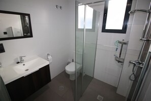 Dusj, hårføner og håndklær