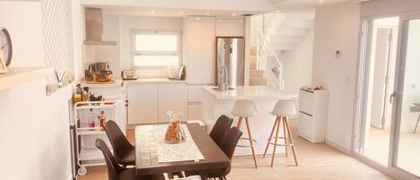 Réfrigérateur, four à micro-ondes, un four, lave-vaisselle