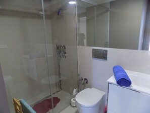 Chuveiro, toalhas de banho