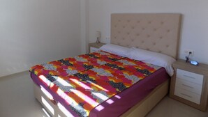 Ein Schlafzimmer mit Bett, Nachttisch und einer Wandleuchte.