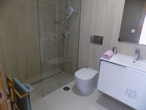 Douche, serviettes fournies