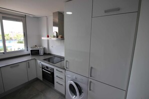 Een koelkast, een microgolfoven, een oven, een vaatwasser