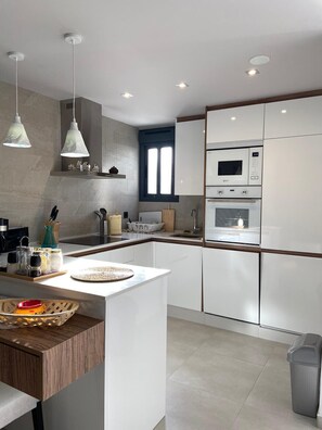 Kühlschrank, Mikrowelle, Ofen, Geschirrspüler