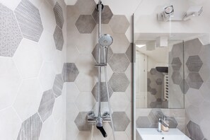 Comfort Apartment | Bathroom | Shower, rainfall showerhead, hair dryer, bidet - Milano Apartments Mortara 4 (Milan)