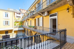 Utsikt mot gårdsplass