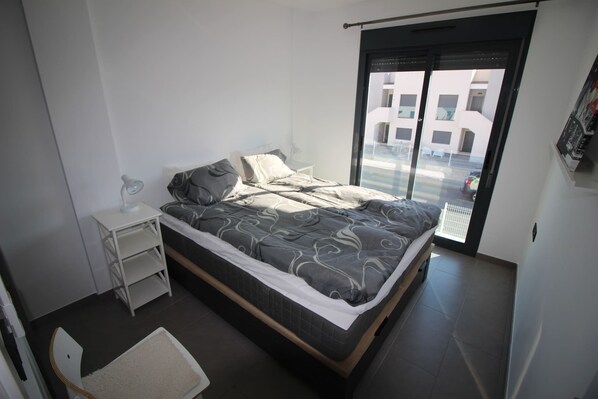 2 bedrooms, iron/ironing board, free WiFi, bed sheets