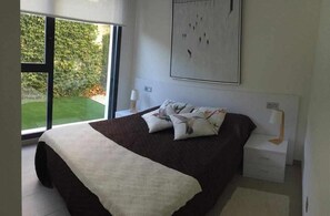3 bedrooms, iron/ironing board, free WiFi, bed sheets - Villa Tindra Punta Prima, Orihuela Costa (Torrevieja)