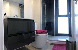 Shower, hair dryer, towels - Villa Tindra Punta Prima, Orihuela Costa (Torrevieja)