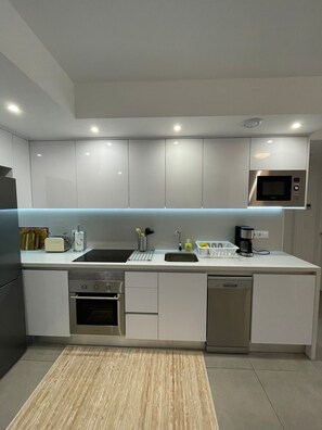 Réfrigérateur, micro-ondes, four, lave-vaisselle