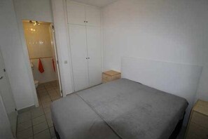 2 bedrooms, iron/ironing board, bed sheets