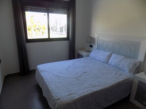 2 chambres, fer et planche à repasser, Wi-Fi gratuit, draps fournis