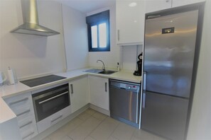 Frigorífico, microondas, horno y lavavajillas