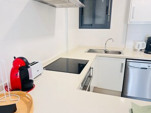 Réfrigérateur, four à micro-ondes, un four, lave-vaisselle