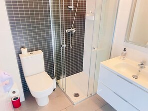 Een douche, handdoeken