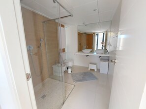 Een douche, een haardroger, handdoeken