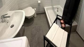 Suihku, hiustenkuivaaja, pyyhkeet, saippua