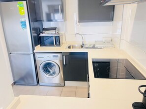 Fridge, oven, stovetop, coffee/tea maker