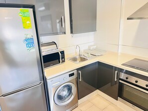 Kühlschrank, Ofen, Herdplatte, Wasserkocher mit Kaffee-/Teezubehör