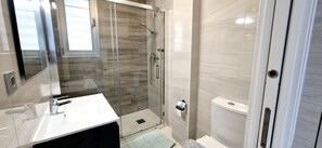 Douche, serviettes fournies