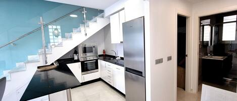 Réfrigérateur, four à micro-ondes, un four, lave-vaisselle