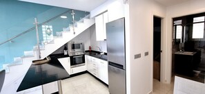 Kühlschrank, Mikrowelle, Ofen, Geschirrspüler