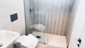 Shower, hair dryer, towels - Apartment Villamartin  Resd.AireTM (Villamartín)