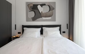 3 bedrooms, in-room safe, iron/ironing board, travel cot