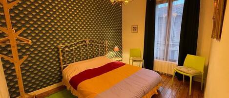 4 عدّة غرف نوم ومكواة/لوح كي وواي فاي وملاءات أسرّة