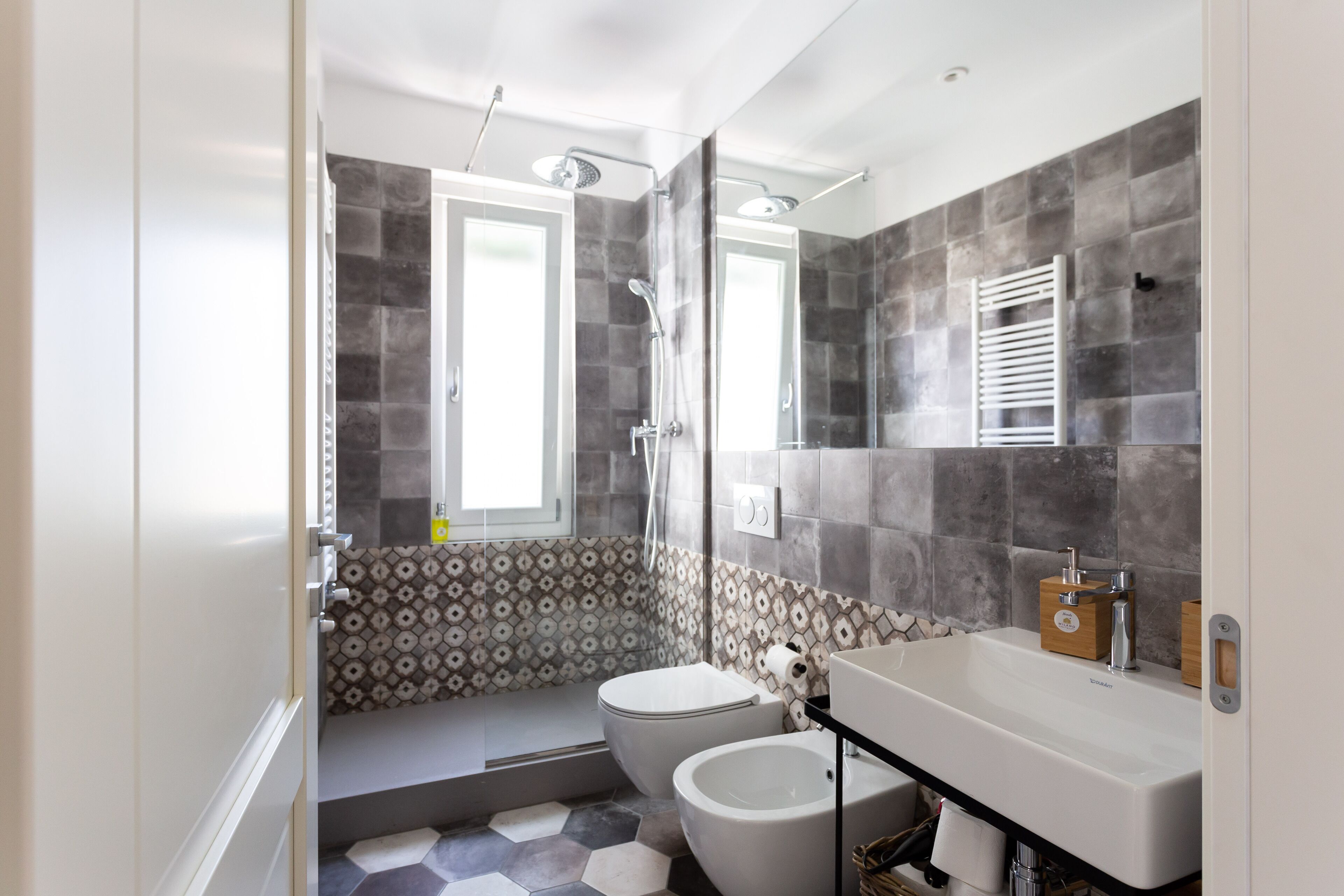 Ein modernes Badezimmer mit Dusche, Toilette und Waschbecken.