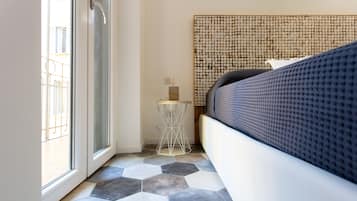 1 habitación, escritorio y espacio para trabajar con laptop