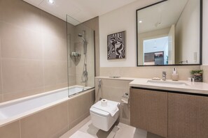 Deluxe-Apartment | Badezimmer | Regendusche, Designer-Toilettenartikel, Haartrockner, Hausschuhe