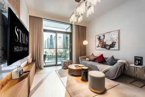 Appartement Deluxe | Coin séjour | TV connectée de 64 pouces avec chaînes numériques