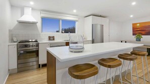 Mixer, Kochgeschirr/Geschirr/Besteck, Gewürze, Küchenrolle