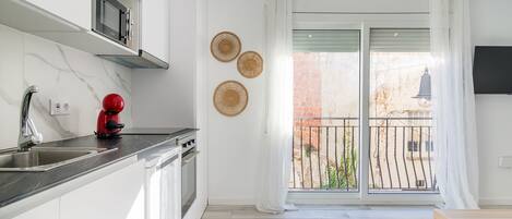 Kühlschrank, Mikrowelle, Ofen, Herdplatte