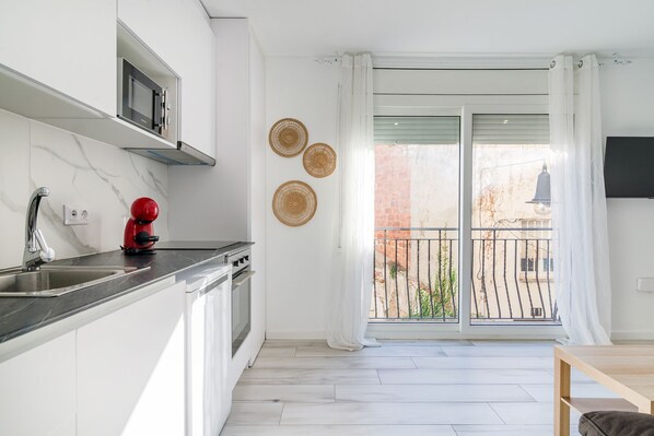 Kjøleskap, mikrobølgeovn, ovn og kokeplater