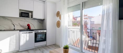 Réfrigérateur, micro-ondes, four, plaque de cuisson