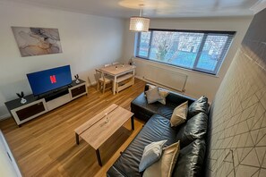 TV - Beautiful 2 bed apartment in slough (Slough)