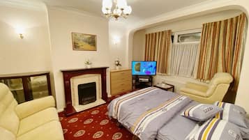 4 soverom, skrivebord, wi-fi (inkludert) og sengetøy