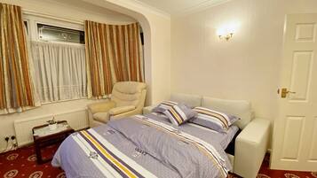 4 bedrooms, desk, free WiFi, bed sheets