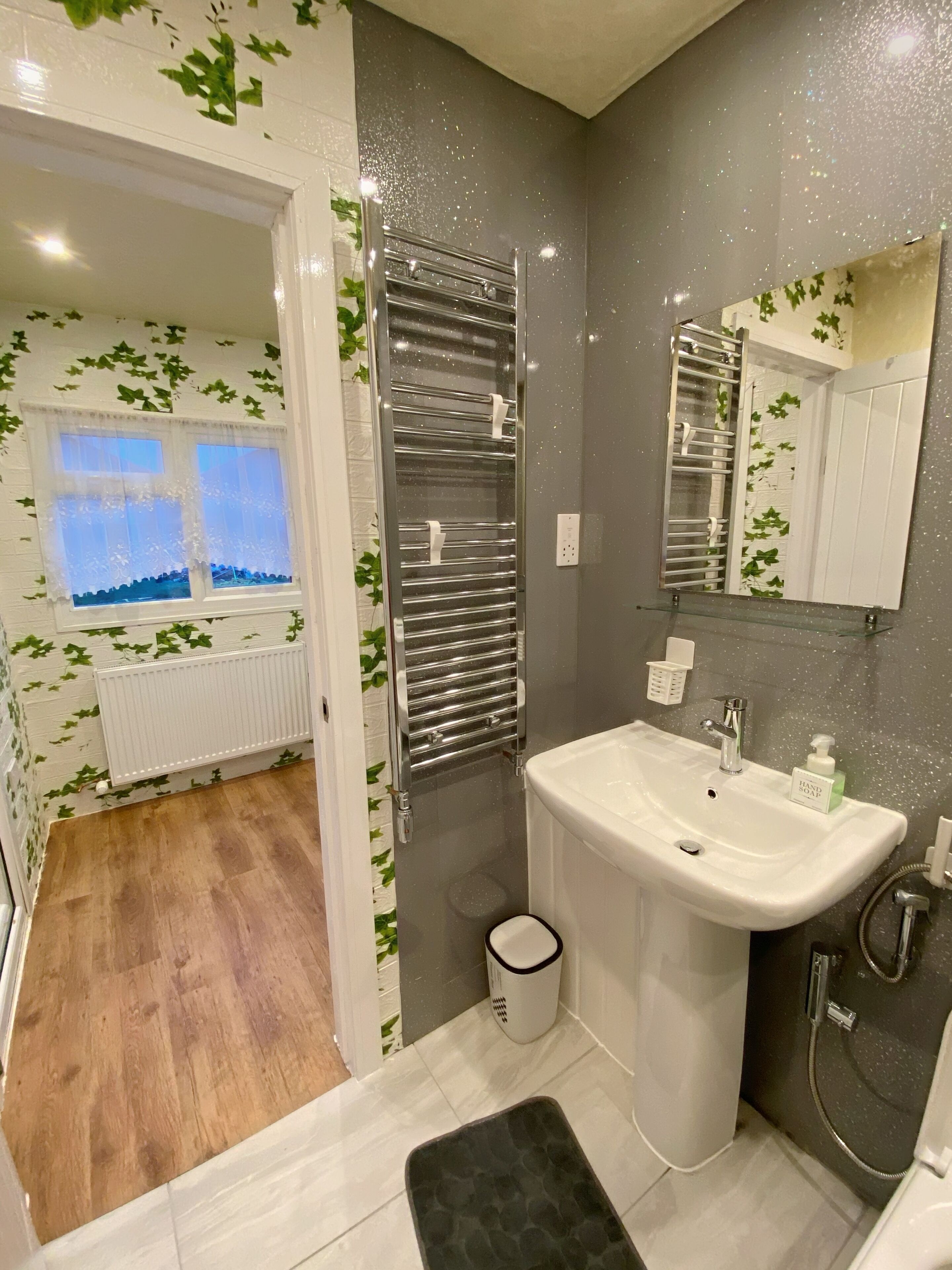Bruser, hårtørrer, bidet, håndklæder