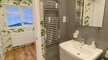 Bruser, hårtørrer, bidet, håndklæder