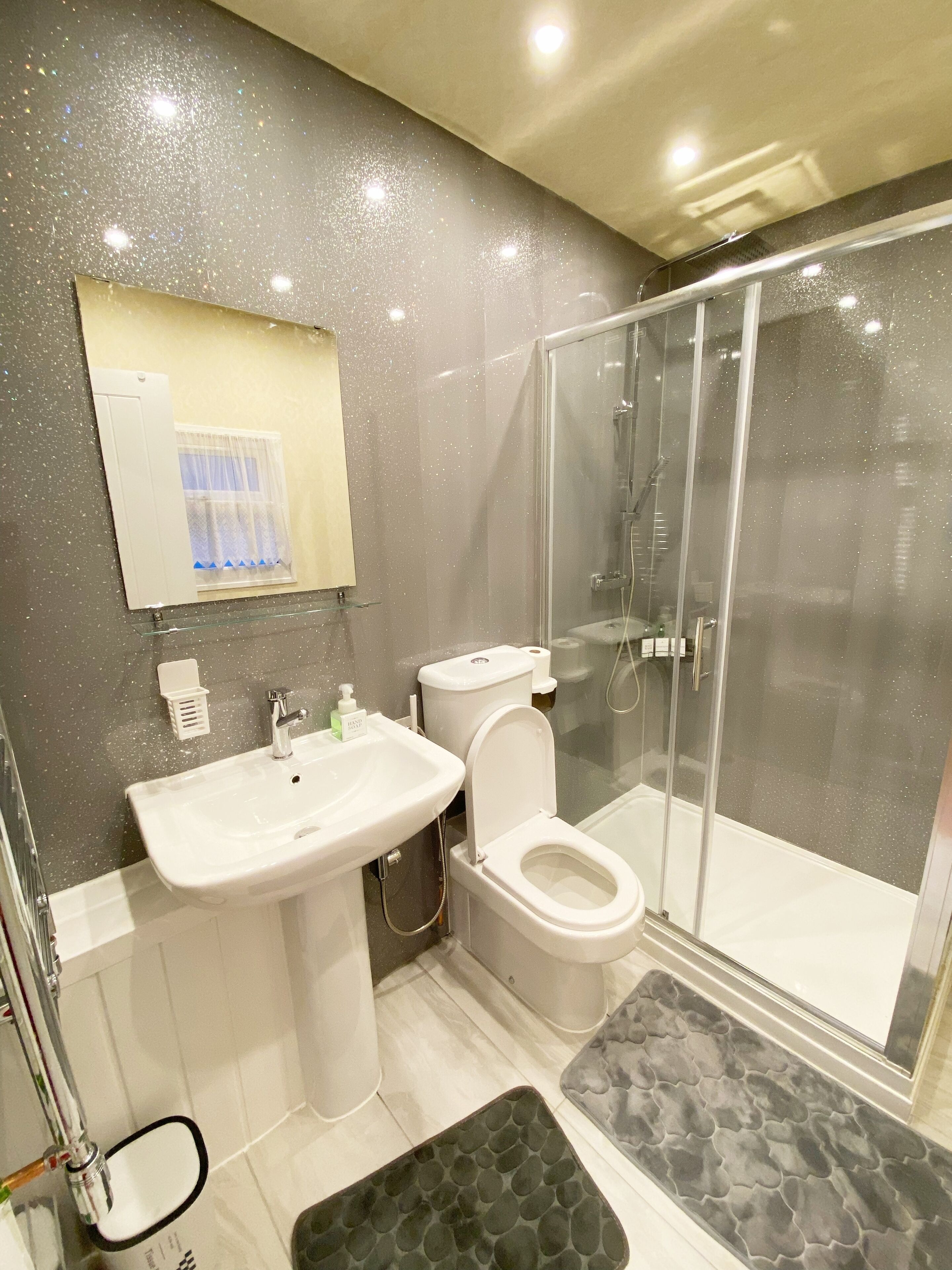 Bruser, hårtørrer, bidet, håndklæder