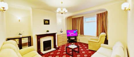 Fernseher, DVD-Player, Bücher