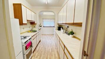 Køleskab, mikrobølgeovn, ovn, kogeplade