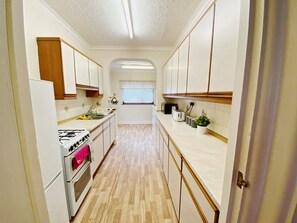 Køleskab, mikrobølgeovn, ovn, kogeplade