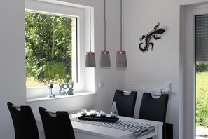 Dining - Wunderschönes Reihenferienhaus mit Sauna in Tossens an der Nordsee. Haustierfrei (Butjadingen-Tossens)