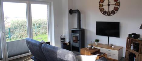 Tv, eldstad och en stereo